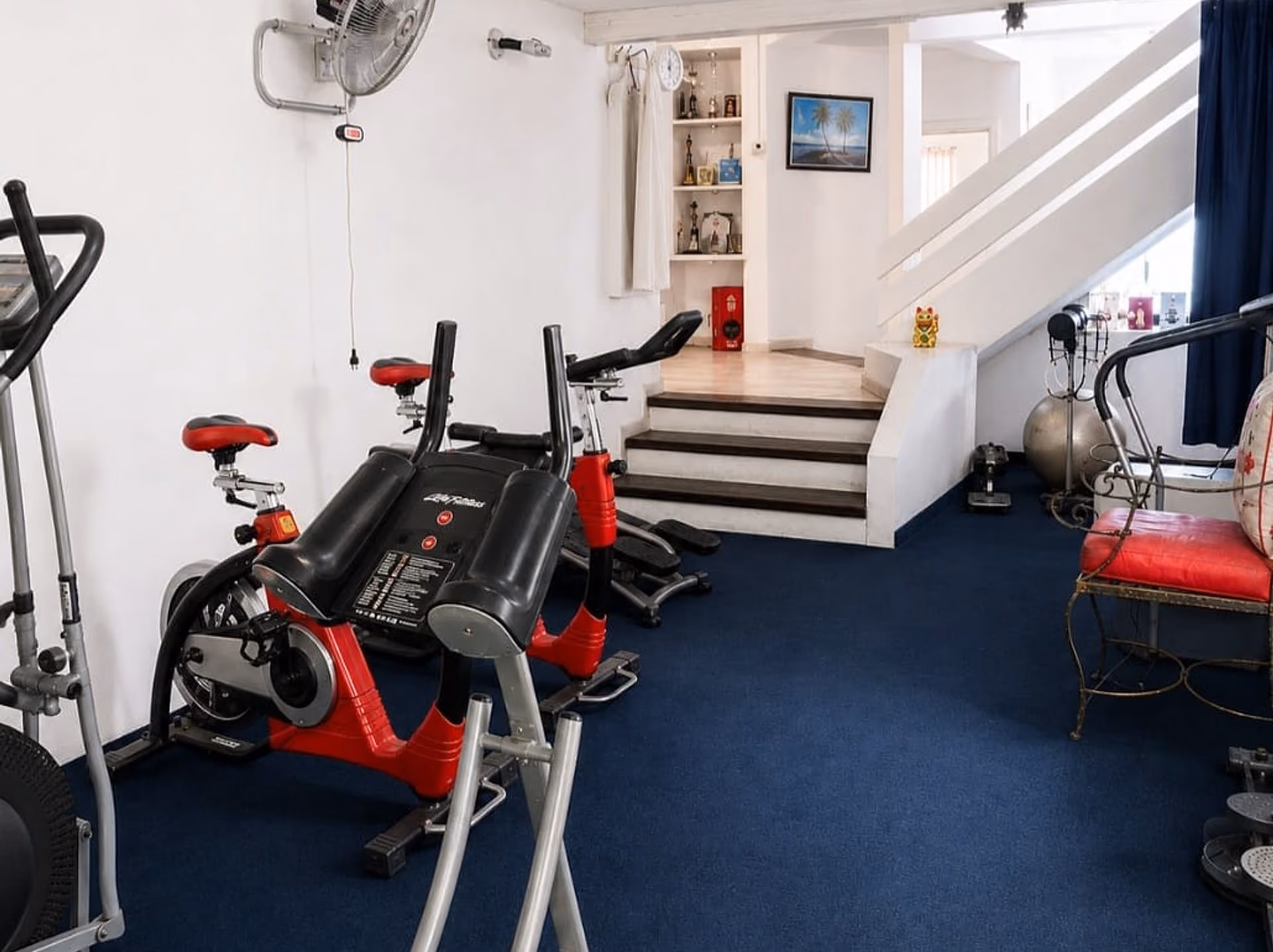 Sala de aparatos del centro, con bicicletas fijas y elípticos