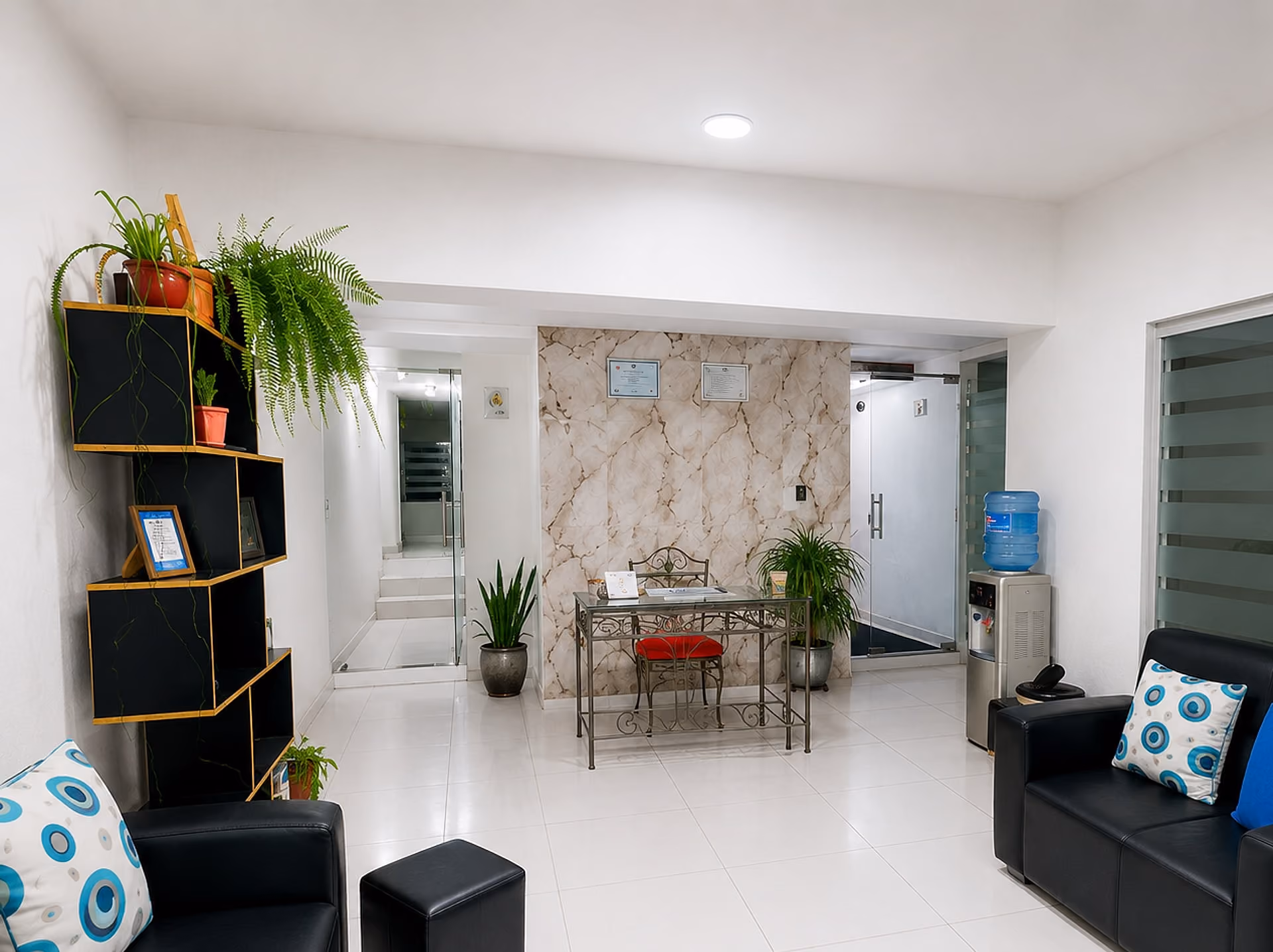 Recepción y sala de espera del centro, con sillones y plantas
